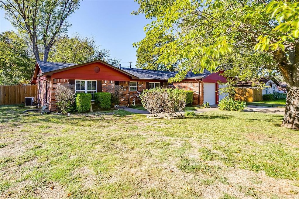 1230 Wedgewood Dr, Cleburne, TX 76033 - photo 1