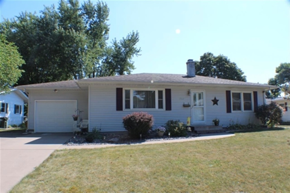 1921 W 38th St, Davenport, IA 52806 - photo 1