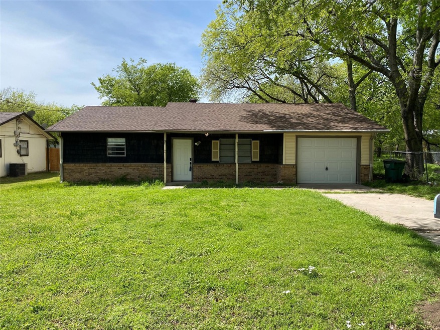 1821 S Lindsay St, Gainesville, TX 76240 - photo 1