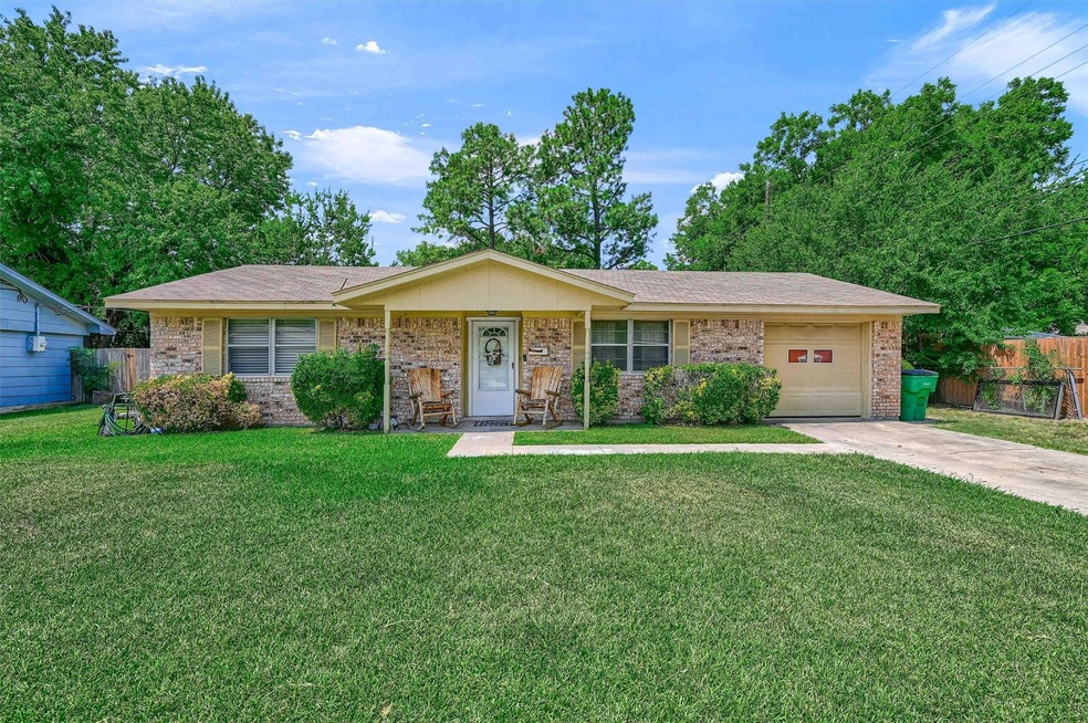 905 Kent Dr, Gainesville, TX 76240 - photo 1