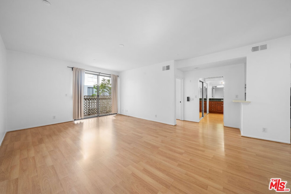 533 S St Andrews Place unit 203, Los Angeles, CA 90020 - photo 1