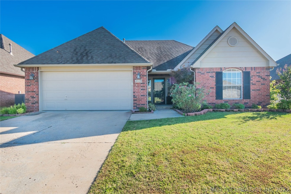 1909 E Queens St, Broken Arrow, OK 74012 - photo 1