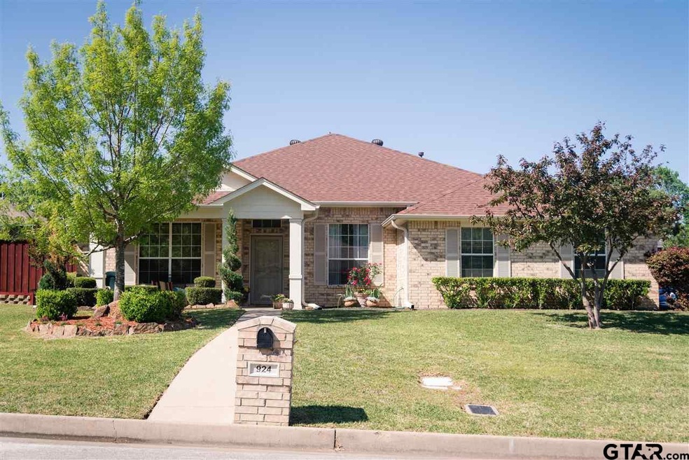 924 924 Pam Dr, Tyler, TX 75703 - photo 1