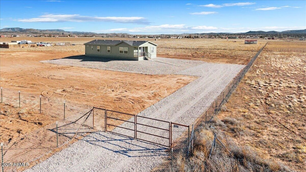 24921 N Verdot Rd, Paulden, AZ 86334 - photo 1
