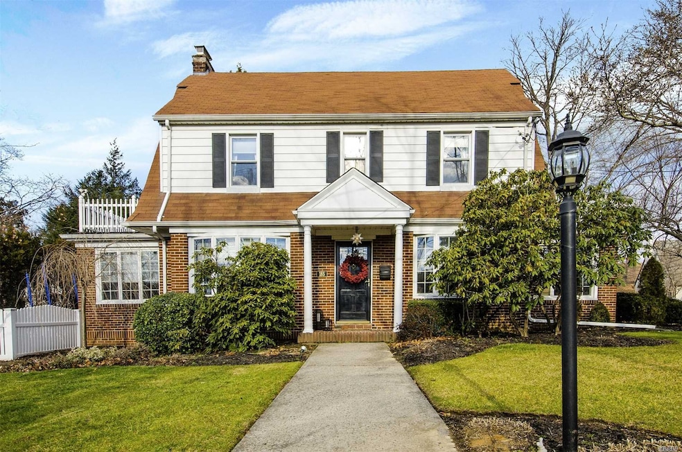 185 Thompson Shore Rd, Manhasset, NY 11030 - photo 1