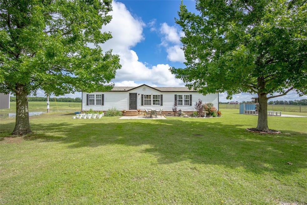Manufactured / mobile home with entry steps, a fro