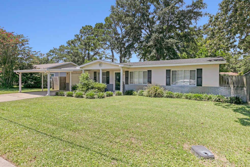 Beautifully Kept and Large Front Yard