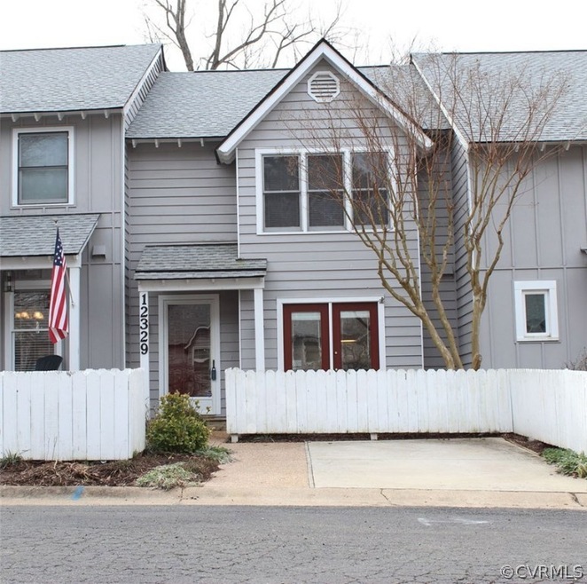Welcome to this charming townhouse in Olde Gayton