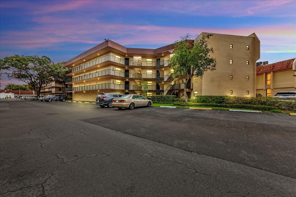 Plantation Club Condominiums unit 300, Plantation, FL 33317 - photo 1