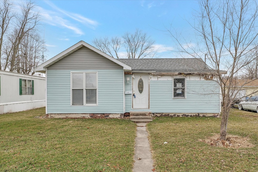 812 E Overton St, Tuscola, IL 61953 - photo 1