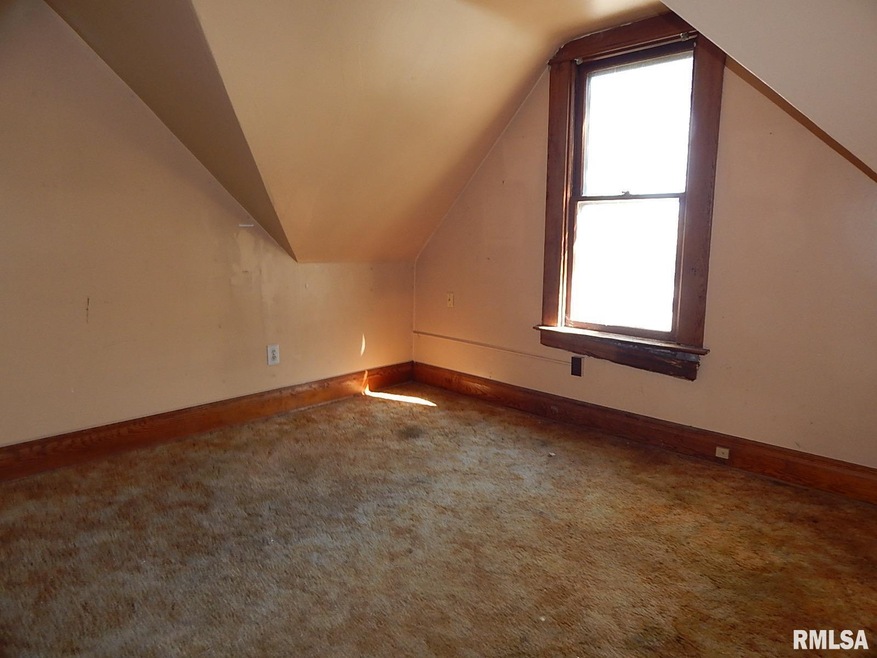 229 E Locust St, Davenport, IA 52803 - photo 1