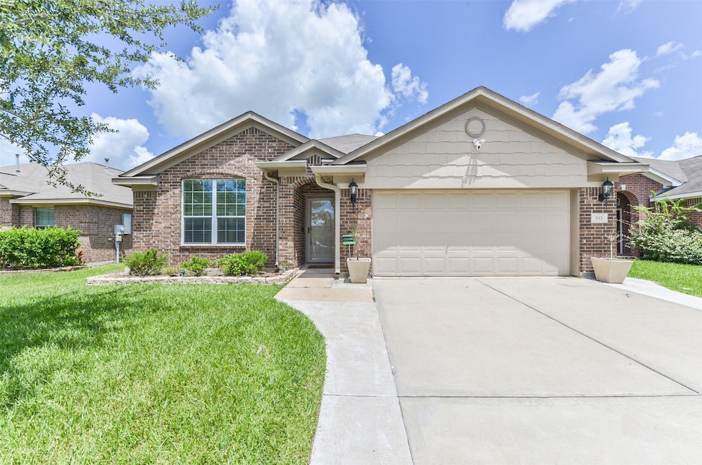 393 Henry St, Alvin, TX 77511 - photo 1