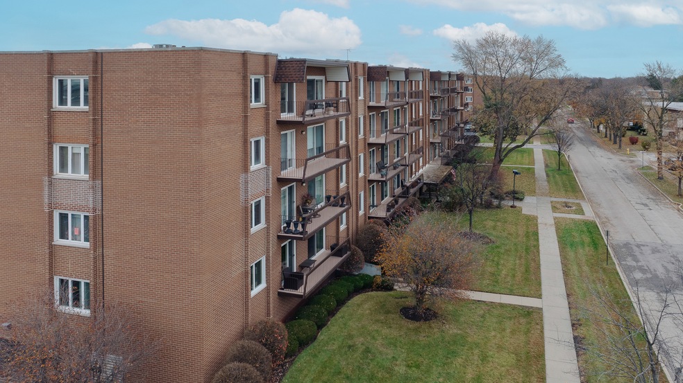 Washington Courte unit C508, Niles, IL 60714 - photo 1