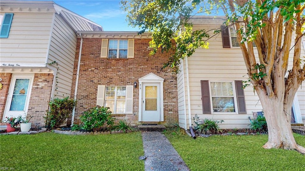 919 Captains Ct, Chesapeake, VA 23320 - photo 1