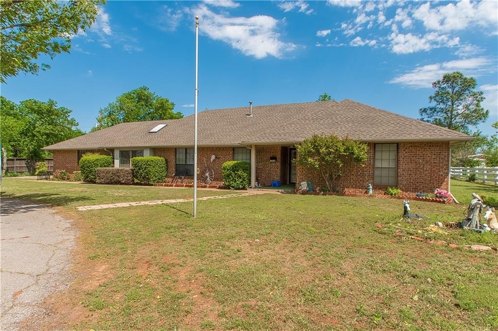 1221 NE 27th St, Moore, OK 73160 - photo 1
