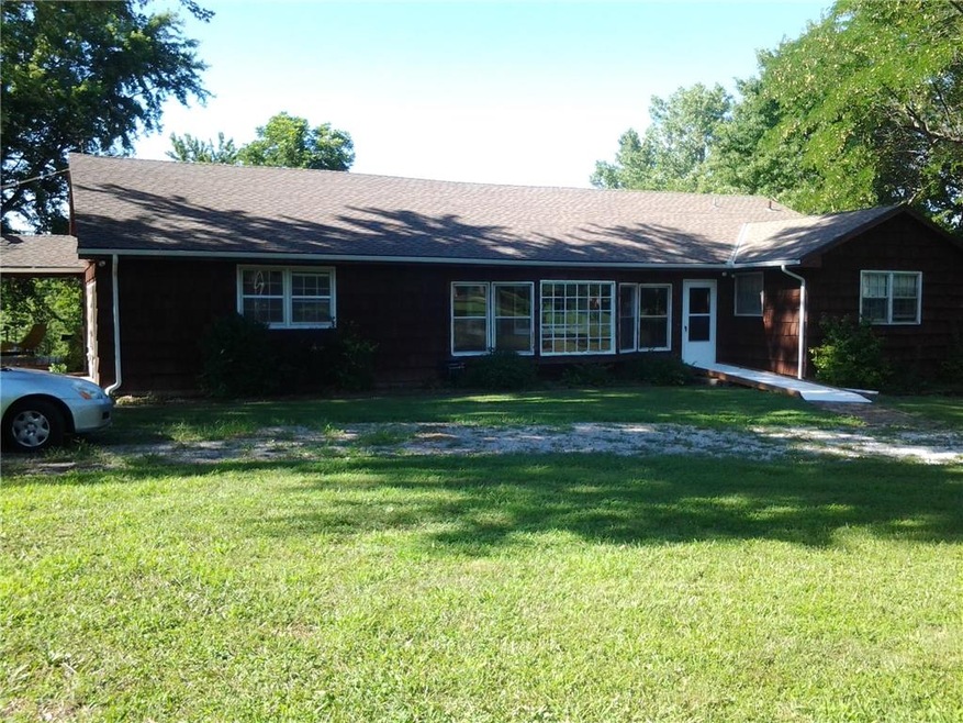 Front of house, large bay window, roof in 06, shak