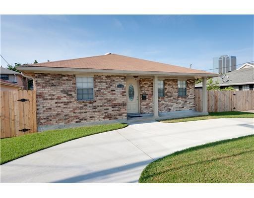 Photo. Large circular driveway and additional side