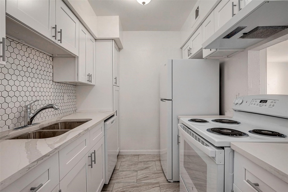 8521 Hearth Dr unit 33, Houston, TX 77054 - photo 1