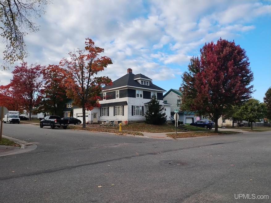 323 Maple St, Munising, MI 49862 - photo 1
