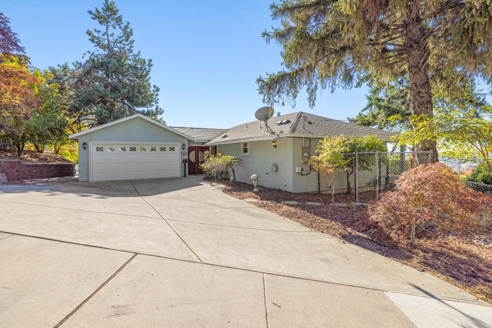 2050 Auburn St, Klamath Falls, OR 97601 - photo 1
