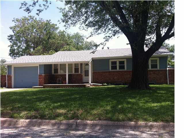 Cute curb appeal! Nestled on a fantastic corner lo