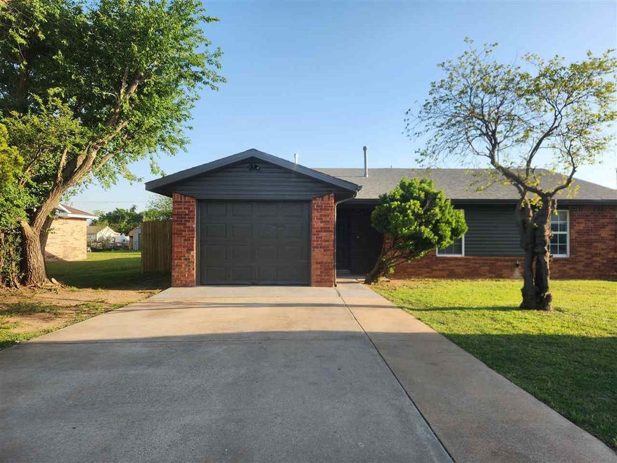 624 E Main St, Geronimo, OK 73543 - photo 1