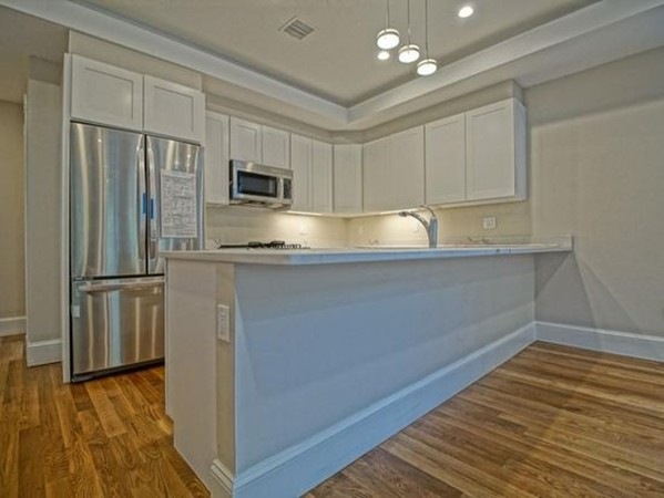 472 Green St unit 2, Cambridge, MA 02139 - photo 1