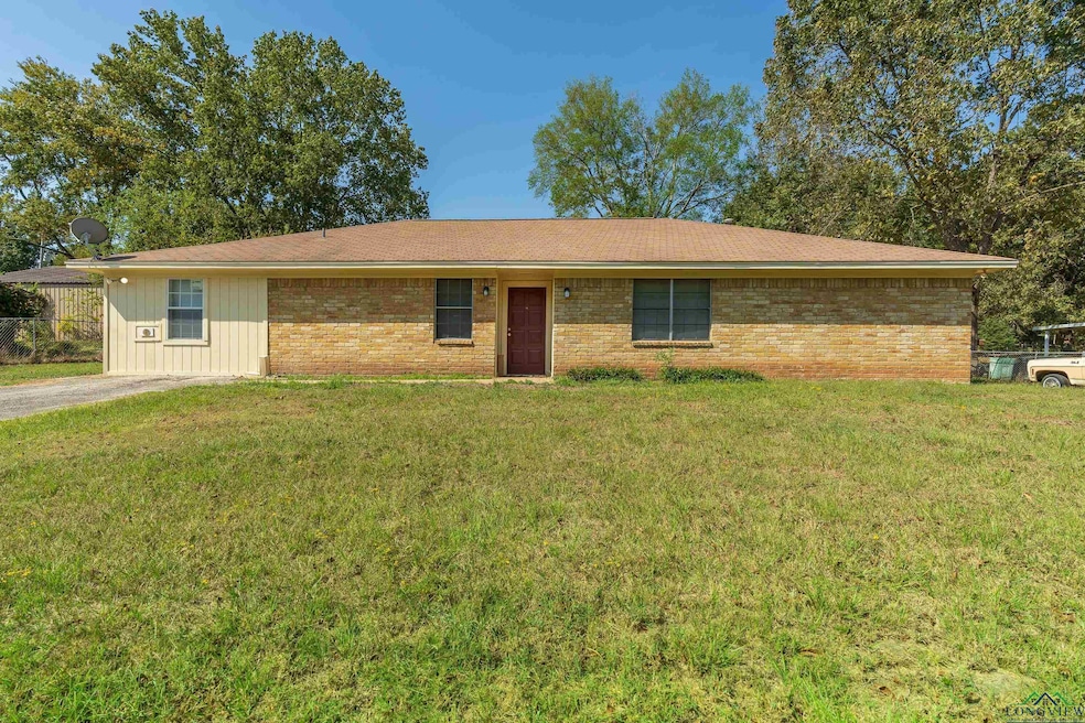 Ranch-style house with a front yard