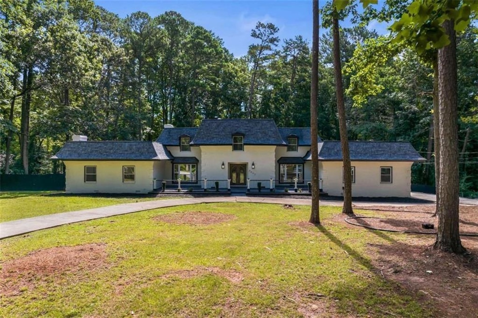 View of front of home featuring a front yard and s