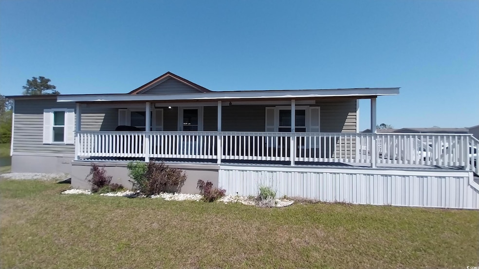 Manufactured / mobile home with a front lawn and a