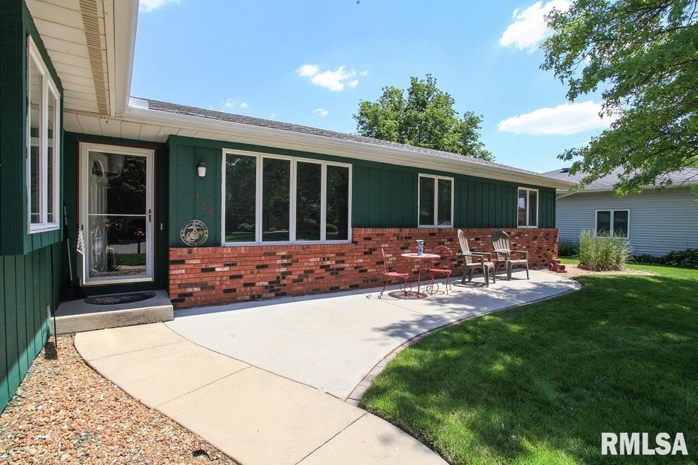 125 Crestwood Dr, Lincoln, IL 62656 - photo 1