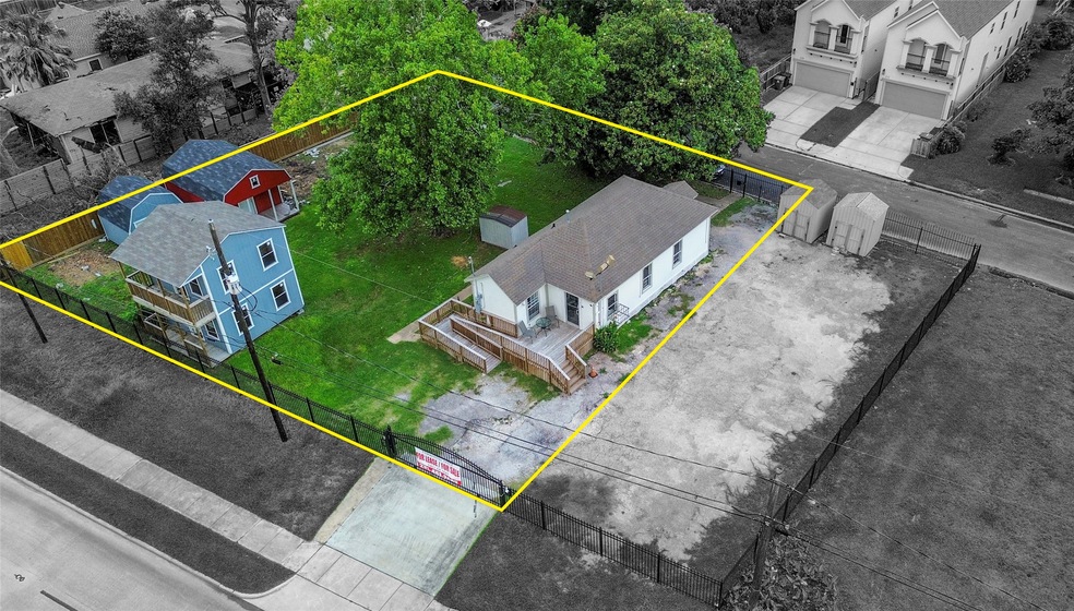 214 E 30th St, Houston, TX 77018 - photo 1