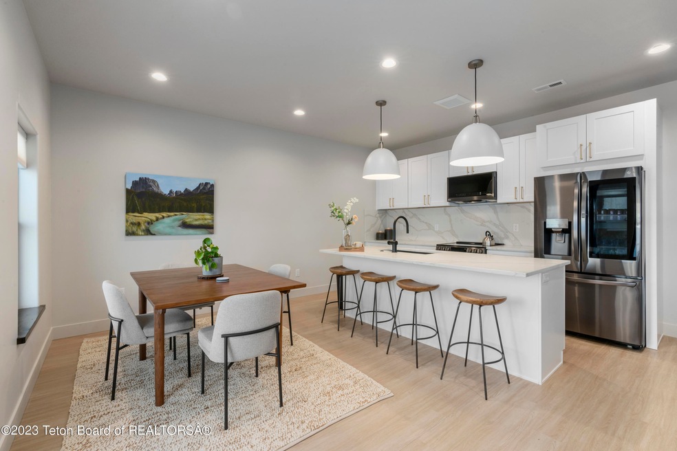Kitchen & Dining