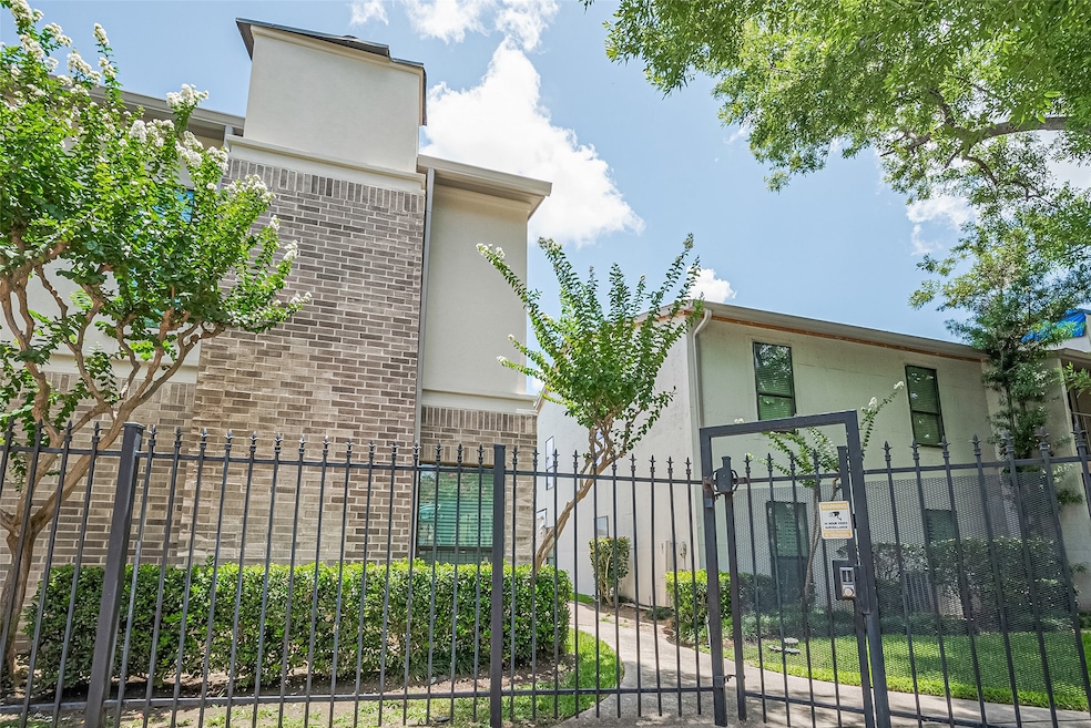 2425 Augusta Dr unit 16, Houston, TX 77057 - photo 1