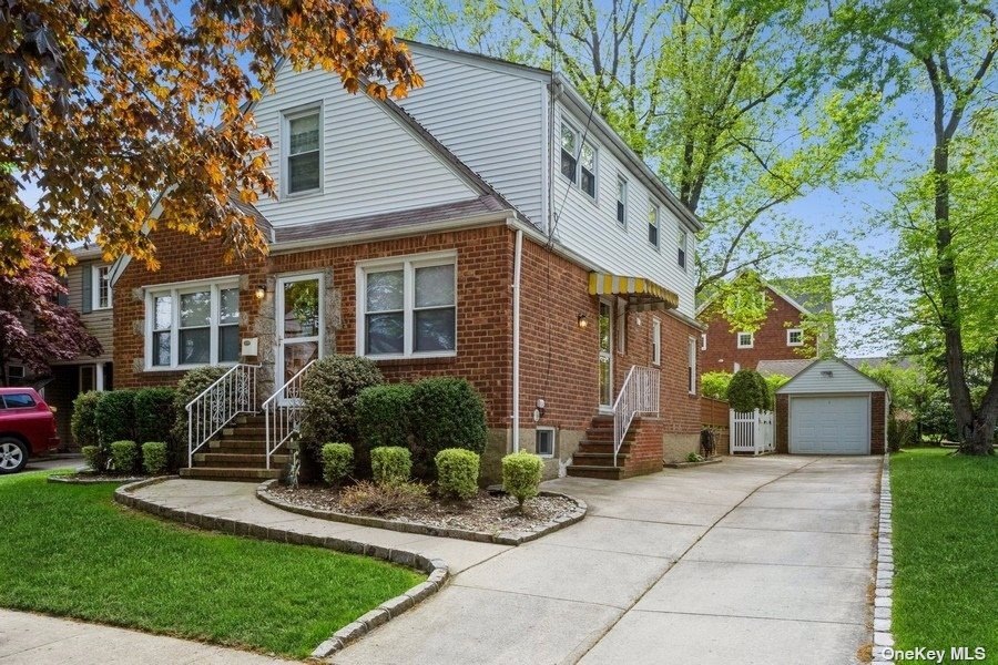 4 Primrose Ave, Floral Park, NY 11001 - photo 1