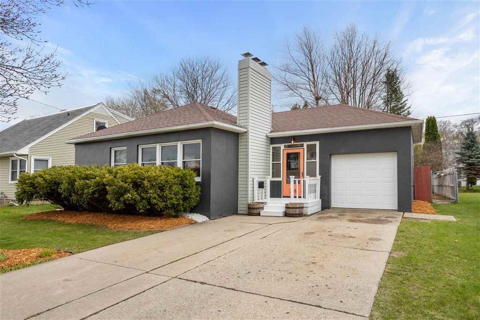 Beautiful easy maintenance exterior. Professionall