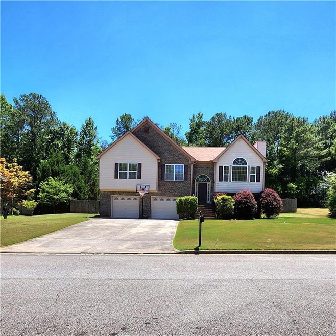 View of front of home featuring a front lawn and a
