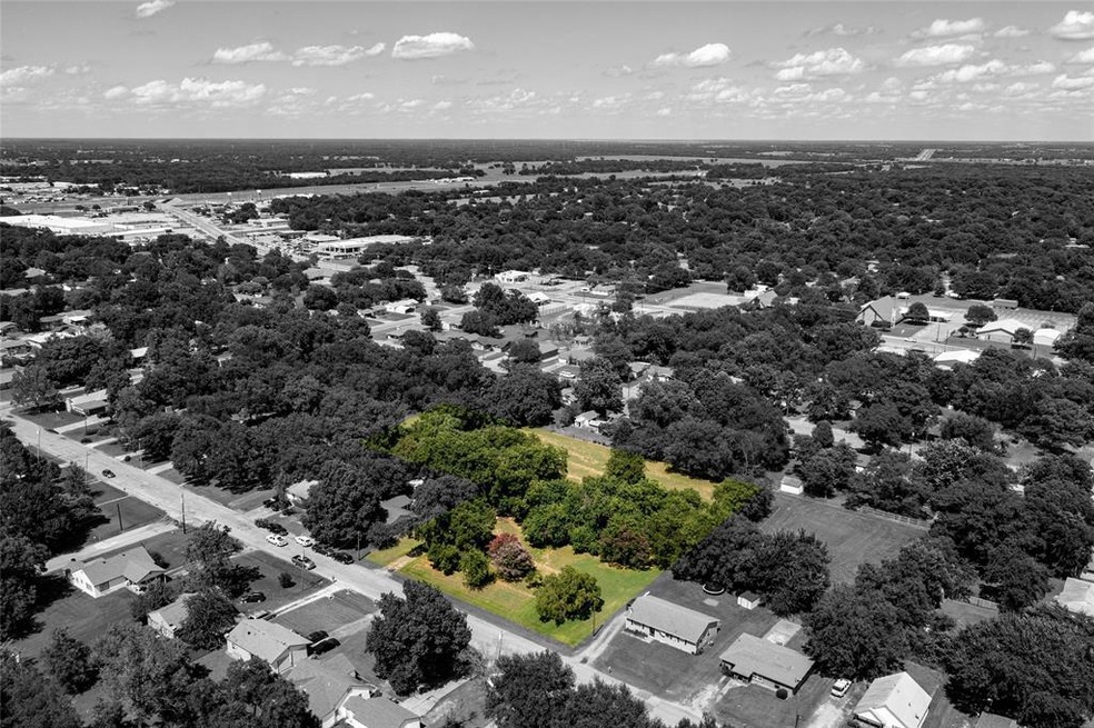 1912 Franklin Ave, Bonham, TX 75418 - photo 1