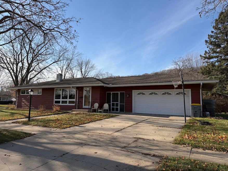 220 S Maple St, La Crescent, MN 55947 - photo 1