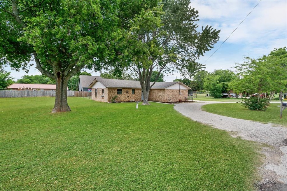 825 N Avenue B, Springtown, TX 76082 - photo 1