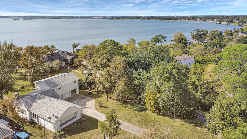 404 S Burnett Dr, Baytown, TX 77520 - photo 1