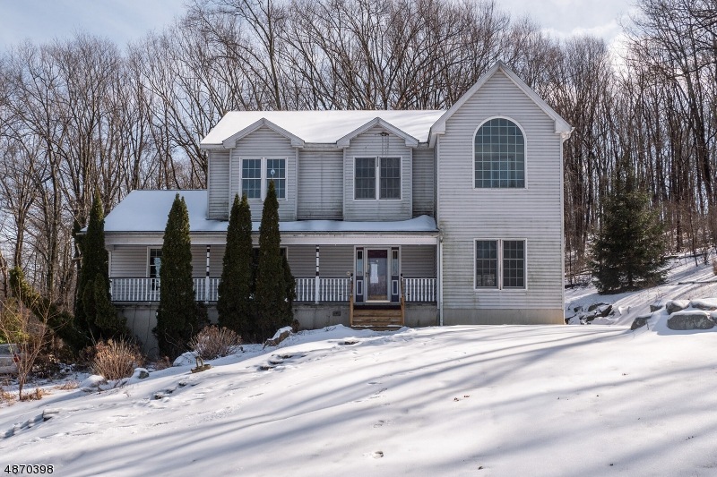 402 Buckhorn Dr, Belvidere, NJ 07823 - photo 1