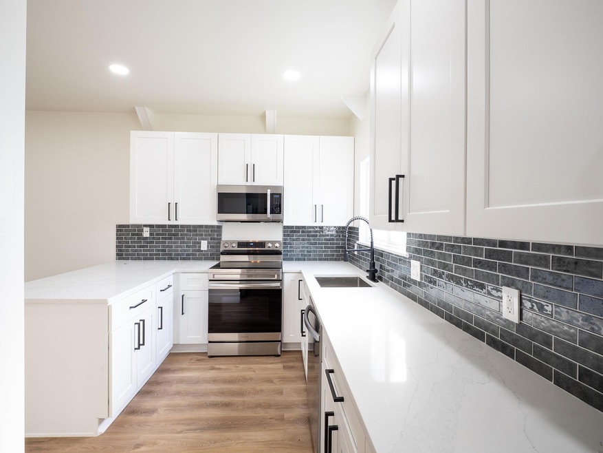 Kitchen with appliances with stainless steel fini