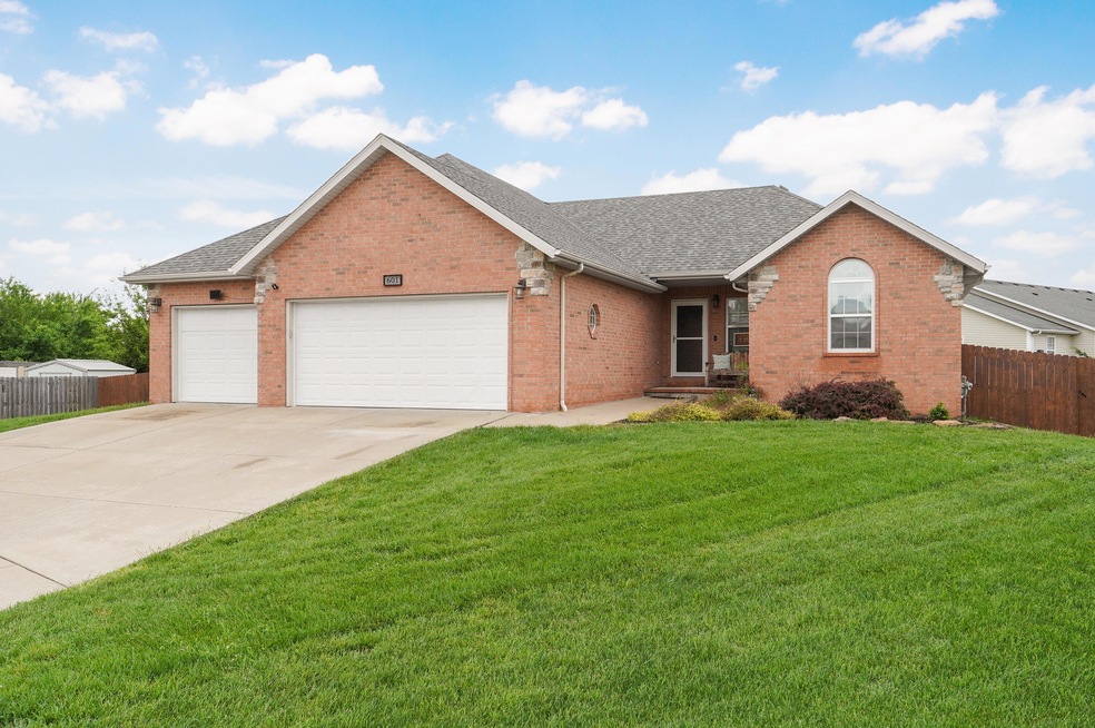 601 W Juan Tabo Ln-1