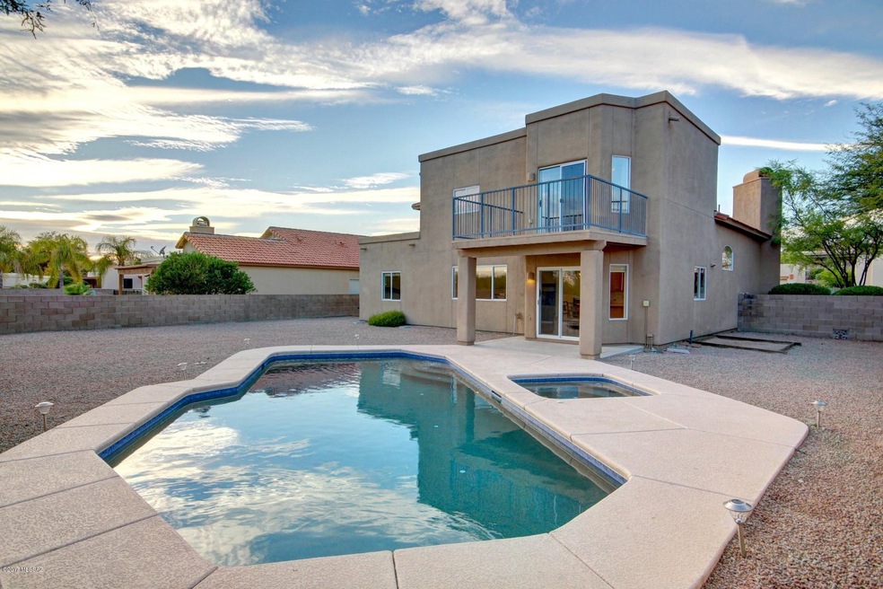 Sparkling Pool and Spa and Large Yard!