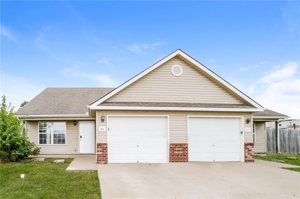 201 Palmer Ct, Pleasant Hill, MO 64080 - photo 1