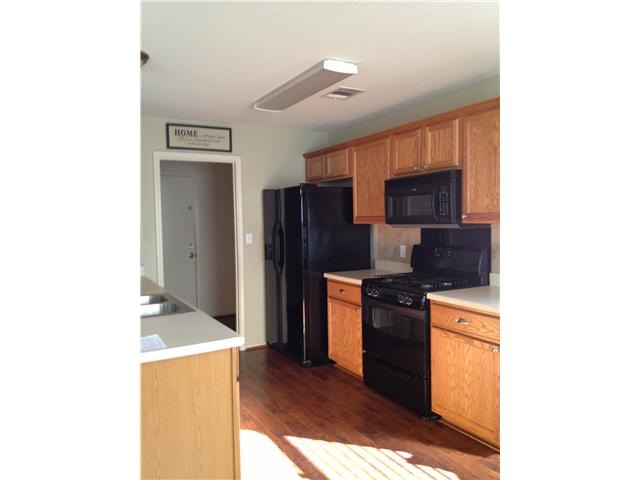 Kitchen : Spacious bright kitchen open to living a