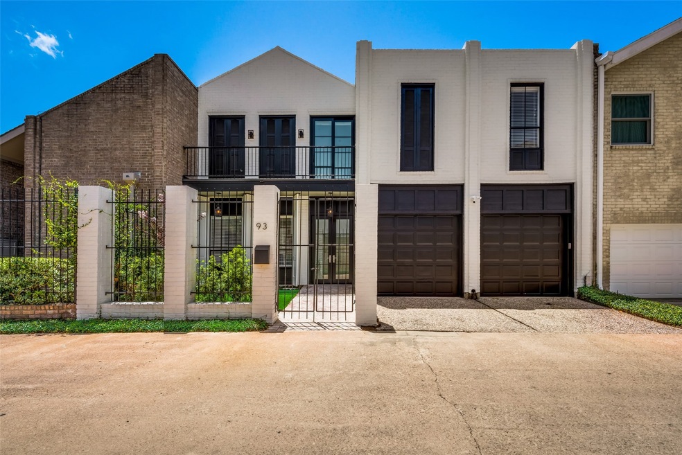 Luxury townhome in the River Oaks area just inside