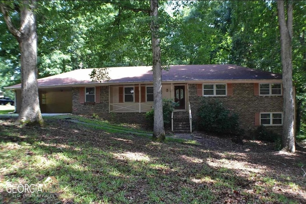 Front view - Grass does not grow on the lot due to