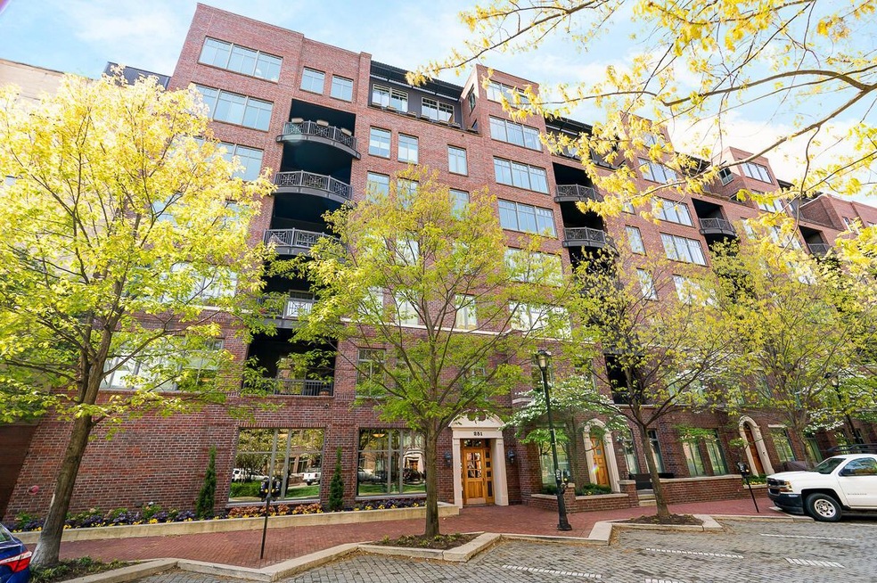 251 Daniel Burnham Sq